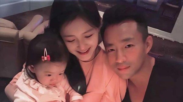 S妈深夜发声引热议，张兰外交平台再开火，讼师风云搅拌粉圈花样