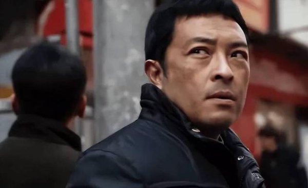 富大龙缄默演绎东谈主生，奖杯多数却低调如影
